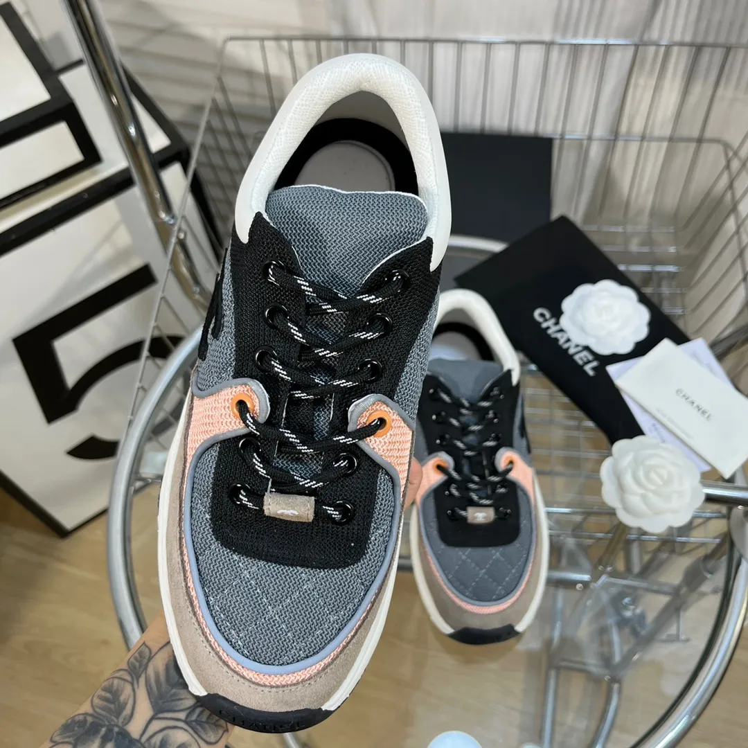 👟👟Ex-factory price 560👟👟 Chanel Chanel - 2022 counter top casual sports shoes This classic design; the upper is electro-embroidered with a variety of techniques; the outsole is fashionable and sporty; it is unusual to incorporate a variety of color matching elements... The diversified mix and match is very good-looking and versatile, casual, fashionable, sports and outdoor can be taken into account... ꫛꫀꪝ Go➫ Material: ❶Upper is made of: Original imported high mercerized smooth cow suede + electric embroidery technology + imported breathable mesh ❷Inner use: original imported breathable mesh ❸Outsole based on: original TPU combination outsole Counter boutique packaging complete set for women 35–42 men 38–46